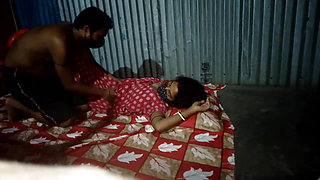 Bhabi ko devar ne chat dala ekle room pe.