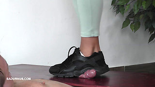 While Nomi Is on the Phone, the Slave Has an Orgasm