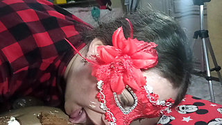 I play extreme with food with my husband: I lick cake and swallow his milk.