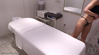 Client Switches Roles and Turns into the Masseuse!