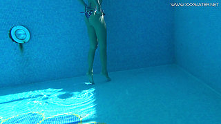 Very fit babe Mary Kalisy swims freely nude