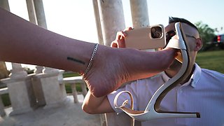 Photographer becoems obsessed with her sexy feet