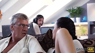 Chi preferisci - Old man goes wild on the laptop with 18yo girl