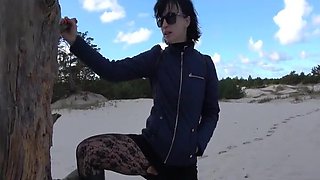 Amateur COUGAR Wanilianna Peeing in Tights Outdoor Dune Fetish