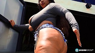 Isa Gomez Bites Nipples and Fingers Her Latina Pussy