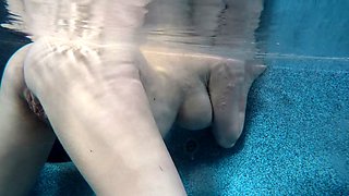 Cumshot amateur MILF suck and jerks dude in the bedroom