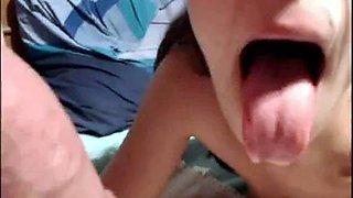 Mamada amateur con garganta profunda y facial en webcam