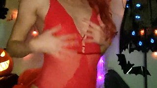 Small titted babe toys her pussy on webcam