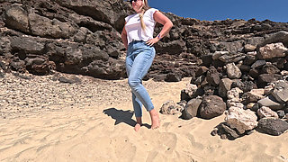 Casual Beach Pee - Jeans Wetting Outdoors