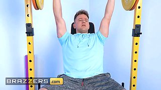 Cutie payton preslee taunts van with her Big Tits at the gym & makes him insane to fuck her - brazzers