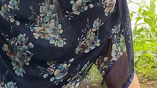 Mere Sghi bade bhai ki biwi ko aaj mauka dekh Makka ki khet mein moti gand mein land ke upar bithakar ke apni moti gand chut chudwa rahi bha