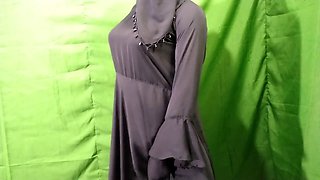 Indian housewife Desi-Queen1 gets stroking and chatting dirty in the bedroom