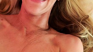 Amateur MILF in sexy stockings masturbates