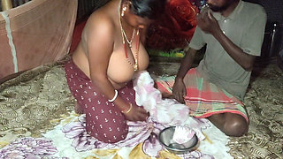 Desi wife ki dudh nikala chai banane ke liye