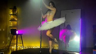 Amateur wild chick solo masturbation