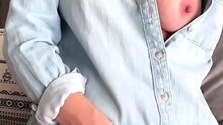 Big boob brunette masturbates on webcam