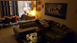 un gros calin sur le canapé devant le film