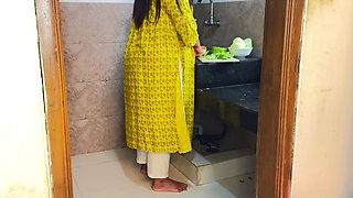 Suddenly I Fucked My Stepmother in Law While She Was Cutting Curry in the Kitchen - Desi Rough Sex