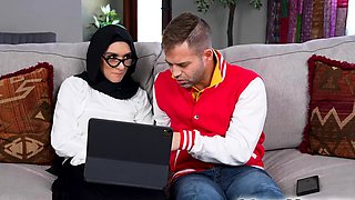 Hijab Arab lady received a warm load of jizz first time
