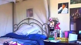 Brunette Amateur Strips on Webcam