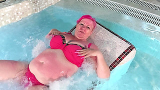 Busty Mature Babe Fingers to Squirting Orgasm in Hot Tub