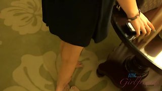 Amateur Molly Manson: Pre-Creampie Vacation & Handjob Action