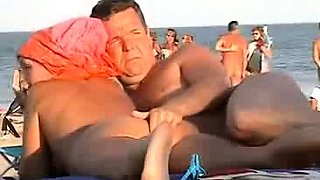 Hot amateur babe has a guy fingering her pussy on the beach