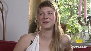 Ersties - 23-jährige Ida aus Berlin befriedigt sich selbst mit einem Vibrator