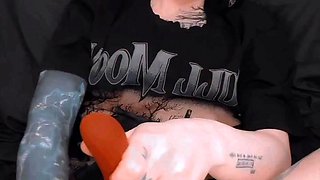 Close up amateur beauty uses her toy to masturbates