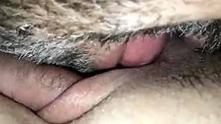 Norsk MILF's fitte slikket av amatrbrunett