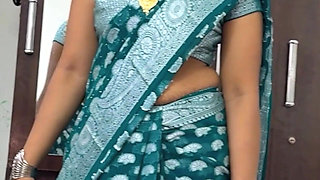 Komal Rahul Was Shaking the Land Inside the Blanket, Seeing Maji's Back and Doing It Loudly, Then She Started to Sigh up and Release It Hard