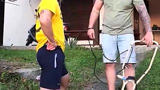 O amigo do meu marido me comeu enquanto ele cortava a