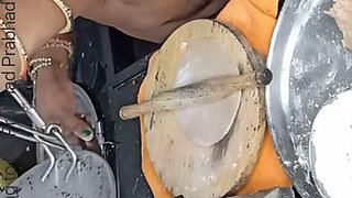 Bhabhi ko devar Ne roti banate hue pakad liya bhabhi ko bade pyar Se manaya uske bad land munh mein de diya