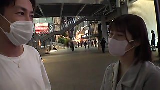 美形お姉さんパイパンオマンコを愛液で濡らして頬ずりフェラ