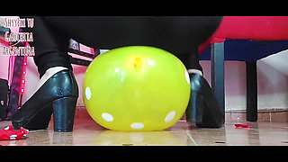 ShyyFxx rubs and pops balloons with her ass!