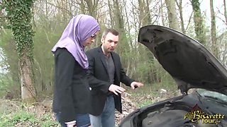 Sarah AbdelKhader suce son mec dans la voiture Beurette Trip