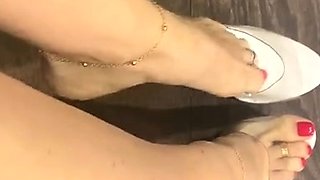 Amateur Foot Fetish Girlfriend Sucks and gives a Footjob