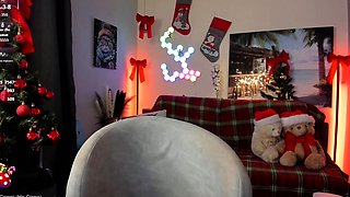 Big boob brunette masturbates on webcam