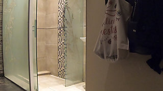 Sex in the shower with a mature Uruguayan woman