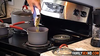 Step Uncle Sneaks In And Fucks Glasses-Wearing Step Niece Honey Hayes