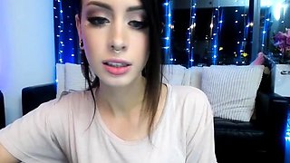 Solo big ass brunette uses toy