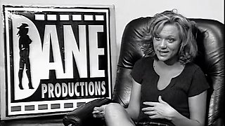 Whore blonde blowing cock in car