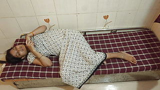 Desi Dewar Ne Bhabhi Ko Massage Kar Ke Bahane Pela