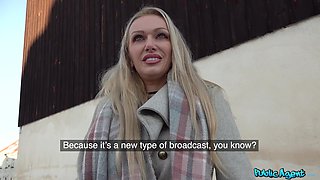 Amber Jayne's Alluring Curves in Outdoor Passion