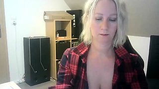 amateur blonde solo webcam