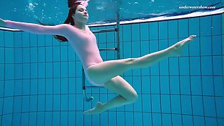 Babe in pink swimsuit Liza Bubarek strips naked underwater