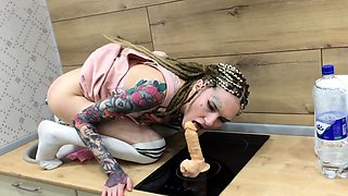 kinky Helga makes her pussy squirt