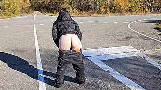 MissPopas Big-Butt Ass Flashes on Autumn Walk