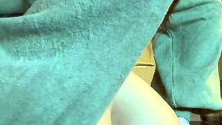 Cute amateur webcam teen girl toying pussy on webcam