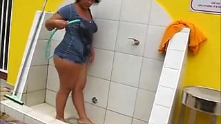 Brazilian Grannyshower Outside